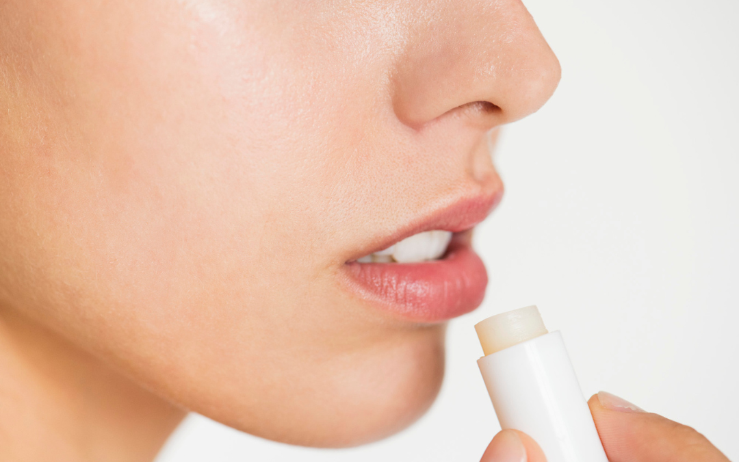 Csak a kőolajmentes ajakbalzsamok segítenek a kiszáradt ajkakon